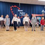 Grupa V - Dzieci tańczą dla babci i dziadka