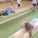 Grupa I - Dzieci ćwiczą na ławeczce gimnastycznej