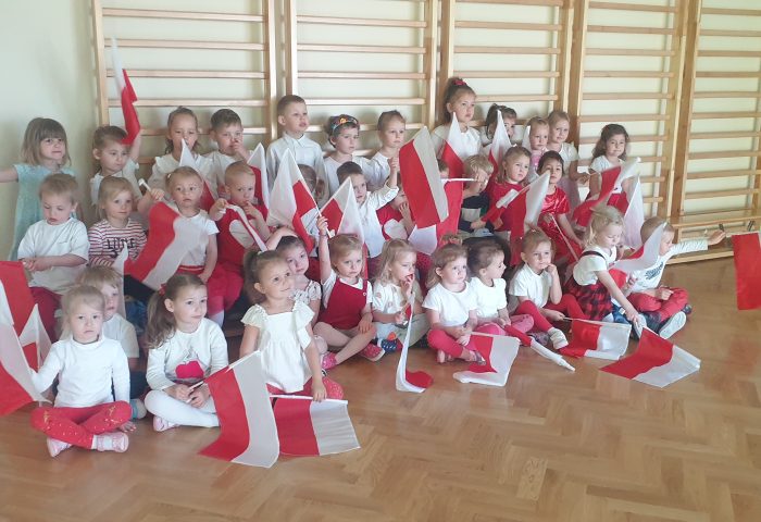 Grupa I i II - Zdjęcie dzieci z flagami Polski