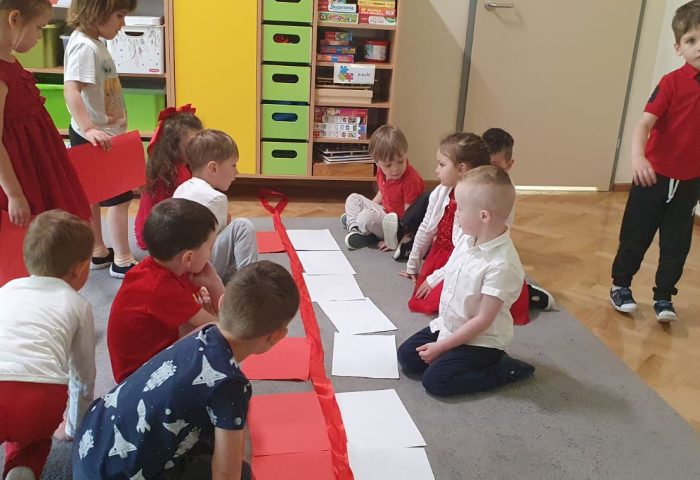 Grupa III - Dzieci układają flagę Polski