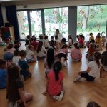 Dzieci słuchają trenerki Judo
