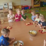 Grupa I - Dzieci przyrządzają owocowe szaszłyki