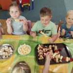 Grupa II - Dzieci jedzą szaszłyki owocowe