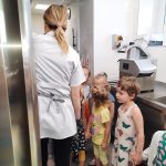 Grupa II - Dzieci oglądają kuchnie przedszkolną