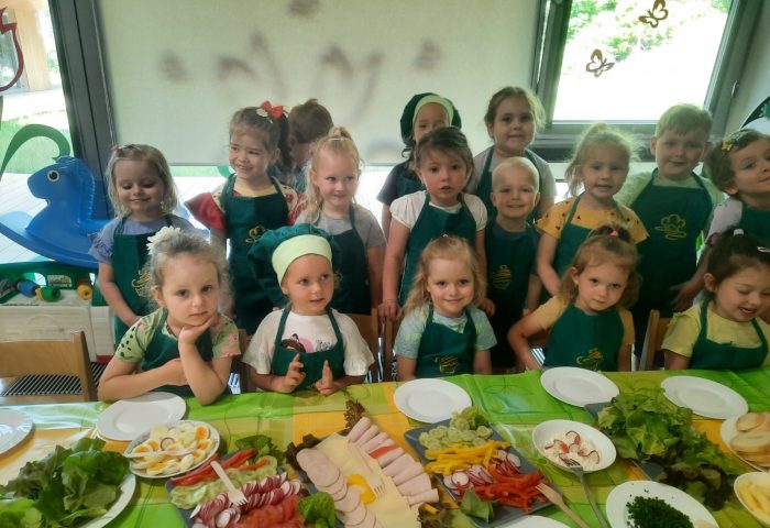 Grupa II - Dzieci z przygotowanym stołem na przyjęcie gości