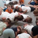Grupa III - Dzieci leżą na dywanie