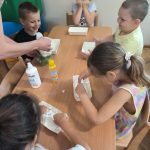 Grupa V- Dzieci otrzymują składniki do robienia piankoliny
