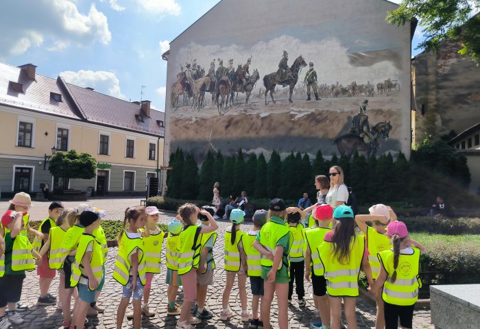 Grupa V - Dzieci oglądają mural