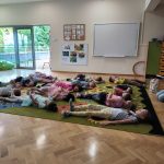 Grupa V - Dzieci słuchają muzyki relaksacyjnej i stosują techniki oddechowe