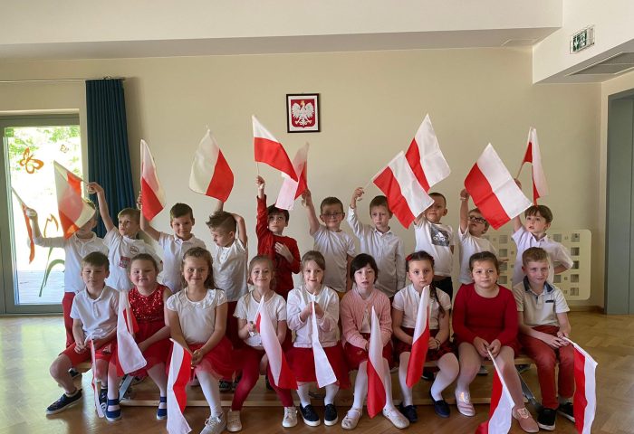 Grupa VI - Dzieci z flagą Polski