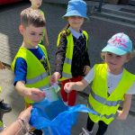 Grupa VI - Dzieci zbierają odpady