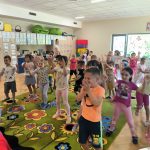 Grupy Zajączki i Liski - dzieci wspólnie tańczą do muzyki