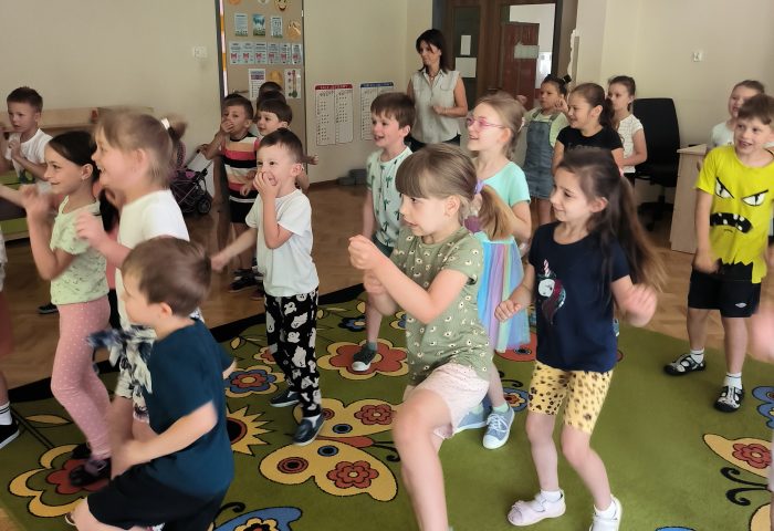 Grupy Zajączki i Sowy - dzieci ćwiczą równowagę